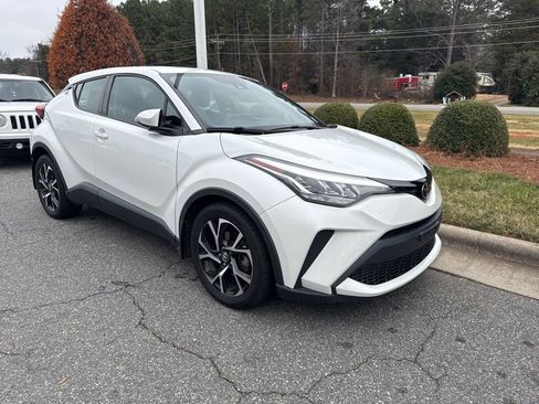 Used 2021 Toyota C-HR XLE image 3