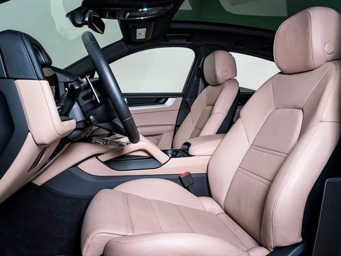 Certified 2025 Porsche Cayenne image 5