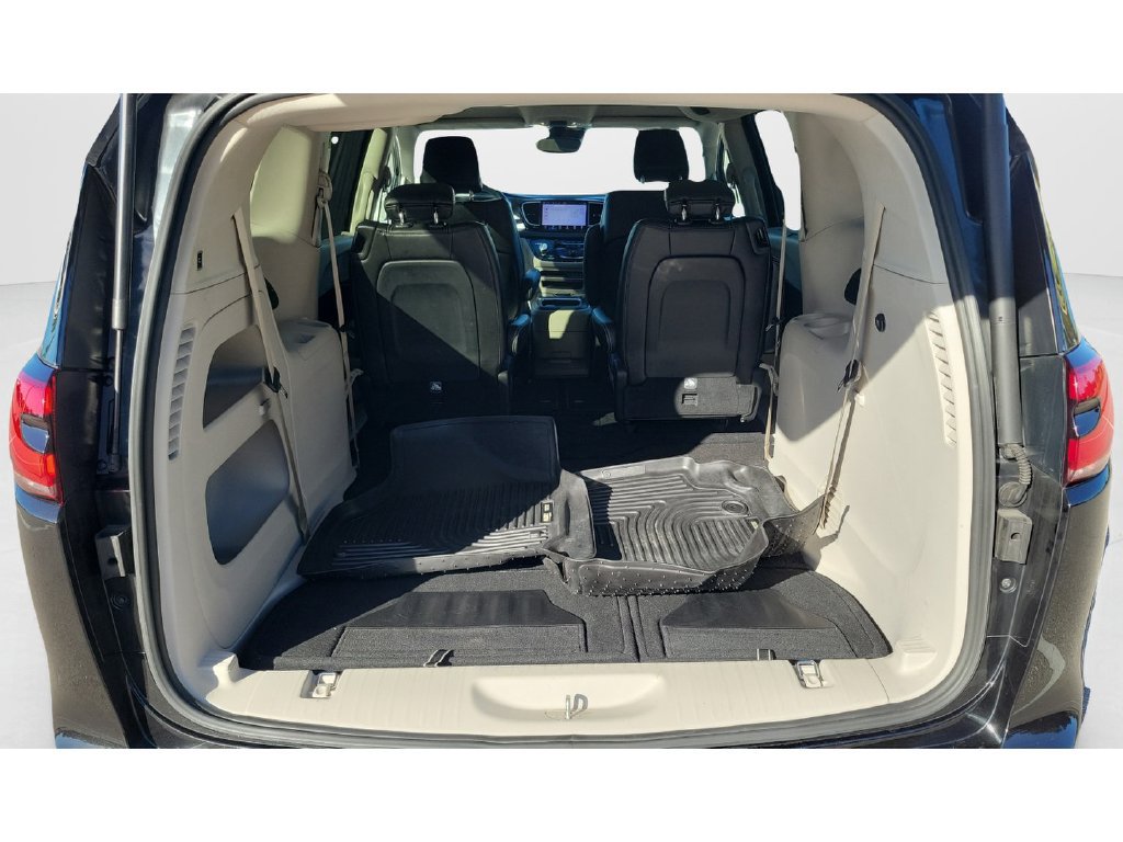 Used 2023 Chrysler Pacifica Touring-L FWD image 9
