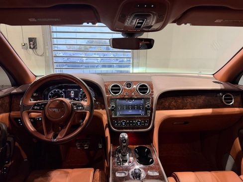Used 2018 Bentley Bentayga AWD/4WD image 33