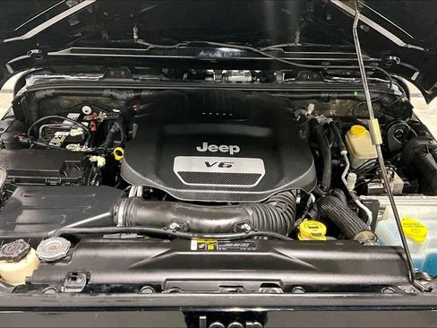 Used 2017 Jeep Wrangler Unlimited Sahara image 12