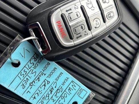 Used 2023 Chrysler Pacifica Touring-L FWD image 32