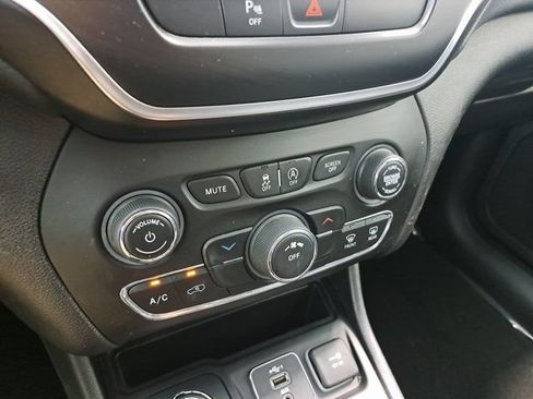 Used 2020 Jeep Cherokee Latitude Plus AWD/4WD image 14