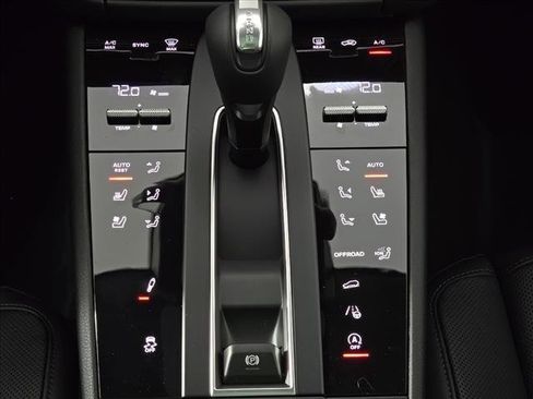 Certified 2025 Porsche Macan Turbo image 22