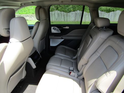 Used 2022 Lincoln Aviator Reserve w/ Equipment Group 201A AWD/4WD image 13