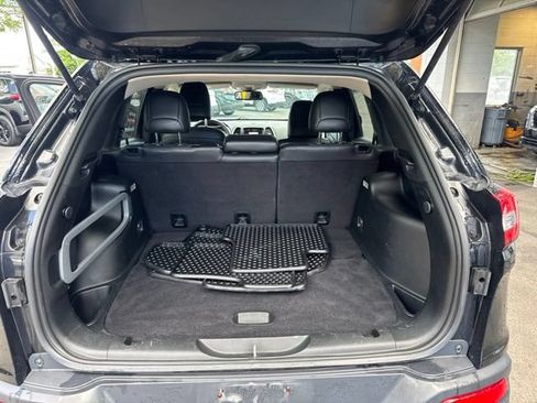Used 2018 Jeep Cherokee Latitude Plus w/ Cold Weather Group AWD/4WD image 20
