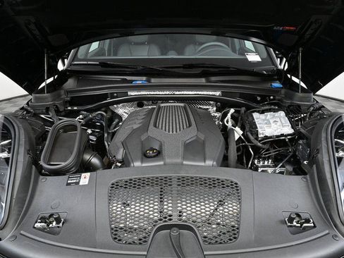 Certified 2026 Porsche Macan Turbo AWD/4WD image 33