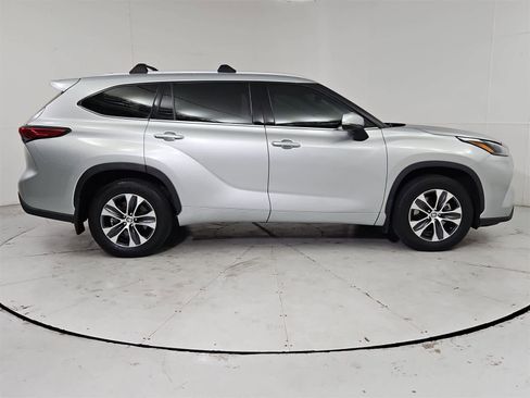 Used 2022 Toyota Highlander XLE image 7