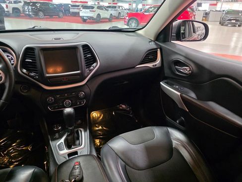 Used 2017 Jeep Cherokee Trailhawk image 16