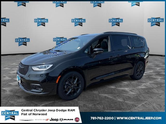 Certified 2023 Chrysler Pacifica Limited w/ S Appearance Package AWD/4WD image 1