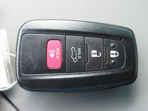 Used 2022 Toyota Highlander XLE FWD image 31
