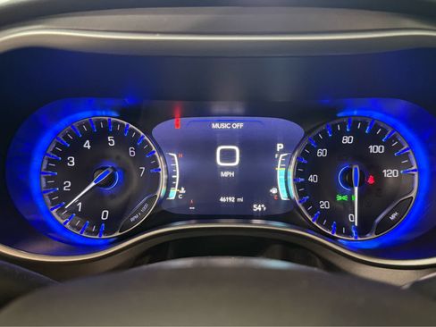 Used 2023 Chrysler Pacifica Touring-L FWD image 26