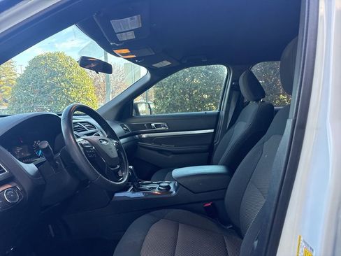 Used 2018 Ford Explorer XLT image 12