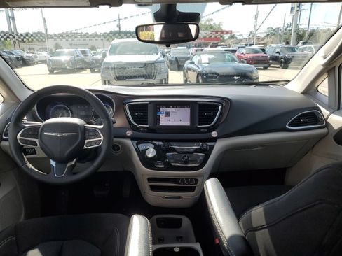 Used 2023 Chrysler Voyager LX FWD image 10