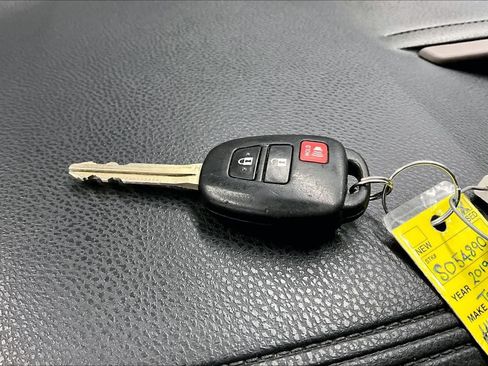 Used 2019 Toyota Highlander LE w/ Carpet Mat Package (TMS) FWD image 13