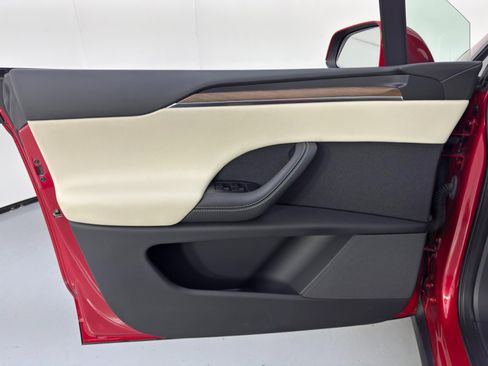 Used 2023 Tesla Model X Standard Range image 45
