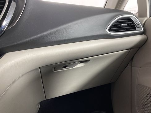 Used 2024 Chrysler Pacifica Touring-L image 30