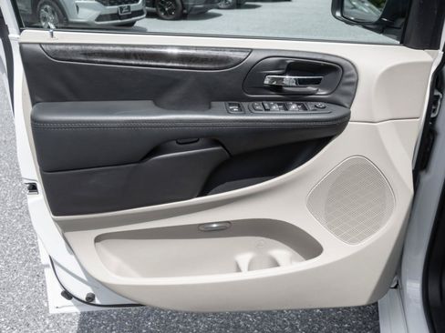 Used 2018 Dodge Grand Caravan SE w/ UConnect Hands-Free Group FWD image 17