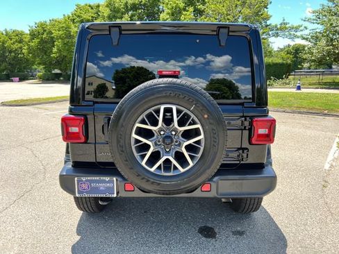 Used 2025 Jeep Wrangler Unlimited Sahara AWD/4WD image 9