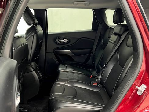 Used 2019 Jeep Cherokee Latitude Plus w/ Comfort/Convenience Group FWD image 30