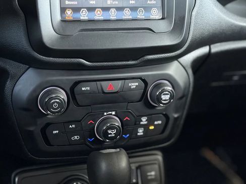 Used 2020 Jeep Renegade Altitude AWD/4WD image 32