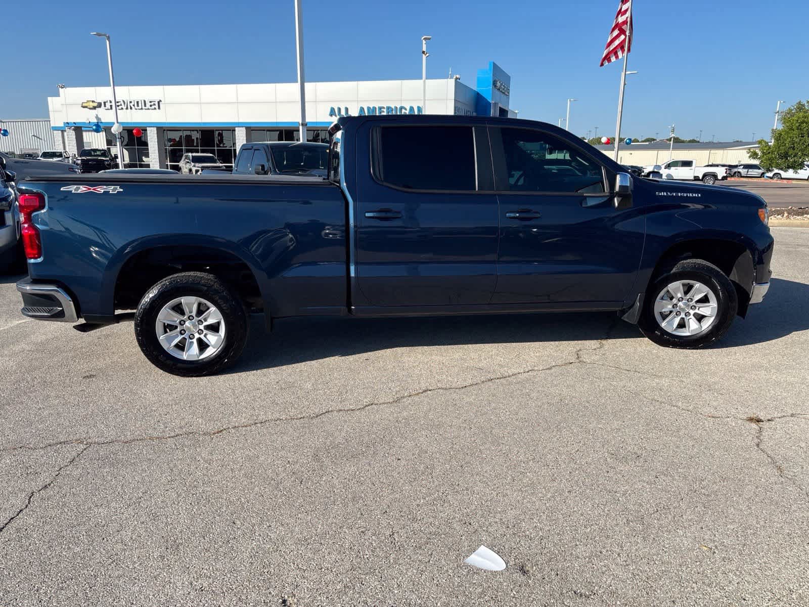 Used 2022 Chevrolet Silverado 1500 LT w/ Leather Package AWD/4WD image 4