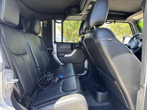 Used 2018 Jeep Wrangler Unlimited Rubicon w/ Connectivity Group AWD/4WD image 24