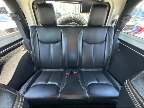 Used 2016 Jeep Wrangler Rubicon AWD/4WD image 9