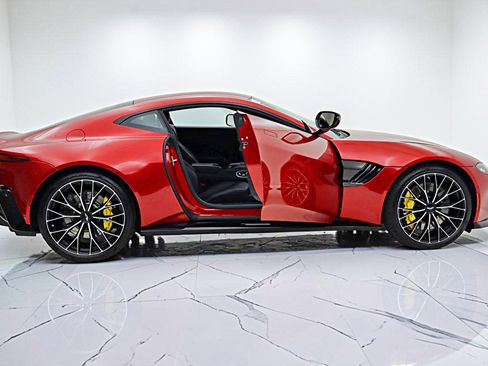 Used 2023 Aston Martin V8 Vantage Coupe RWD image 14