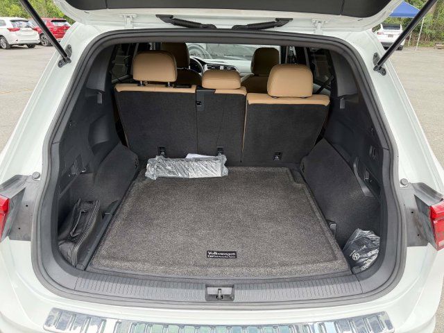 Used 2023 Volkswagen Tiguan SE w/ Panoramic Sunroof Package AWD/4WD image 14