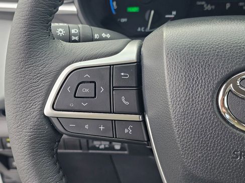 Used 2025 Toyota Sienna XLE image 18