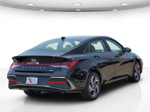 New 2025 Hyundai Elantra SEL image 8