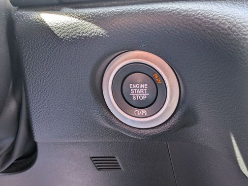 Used 2025 Chrysler Pacifica Select image 24