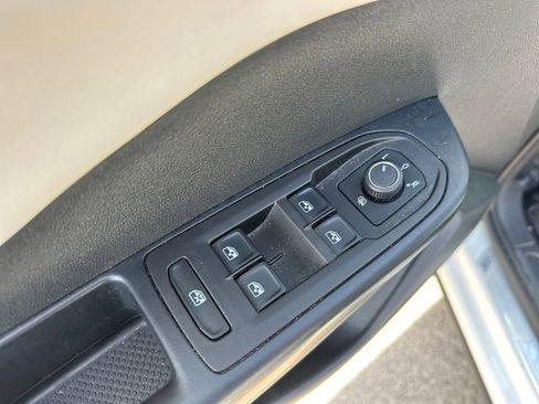 Used 2025 Volkswagen Taos SE AWD/4WD image 12