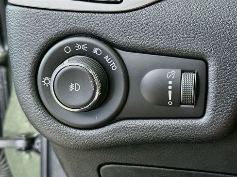 Used 2019 Jeep Cherokee Latitude w/ Popular Appearance Group FWD image 25