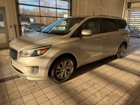 Used 2016 Kia Sedona LX image 2