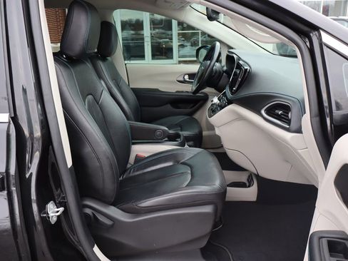 Used 2021 Chrysler Pacifica Touring-L w/ Uconnect Theater Family Group image 56