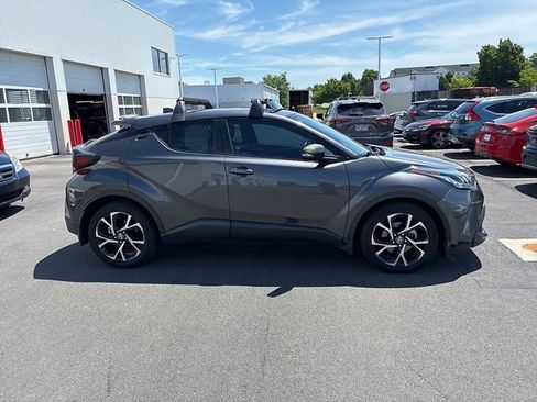 Used 2021 Toyota C-HR XLE FWD image 6