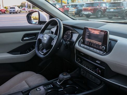 Used 2025 Nissan Rogue SV image 19