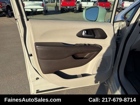 Used 2017 Chrysler Pacifica Touring-L image 31