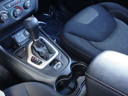 Used 2017 Jeep Cherokee Sport image 15