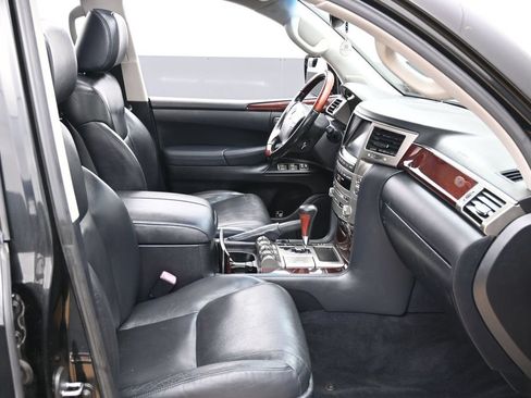 Used 2013 Lexus LX 570 4WD image 36