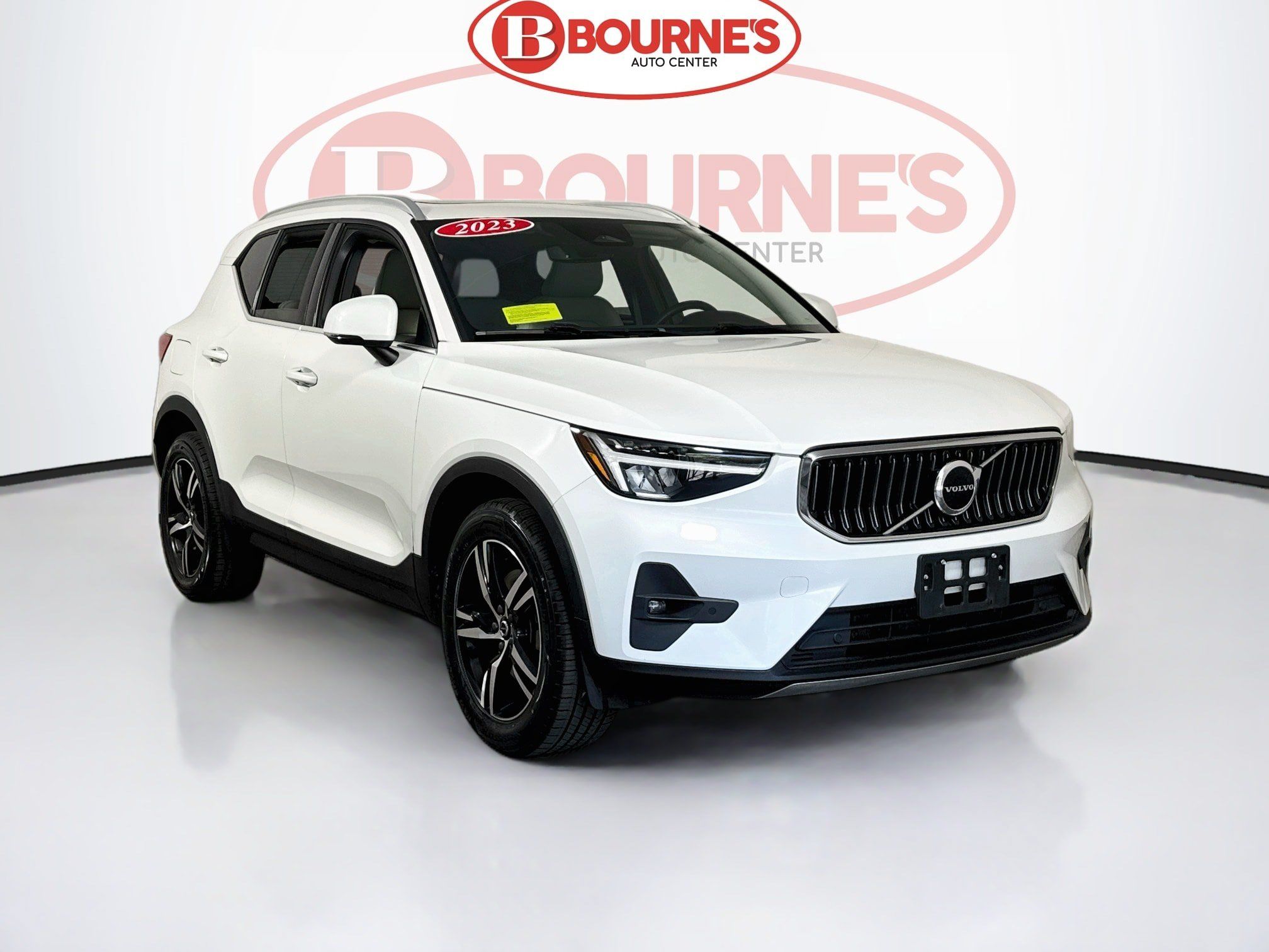 Used 2023 Volvo XC40 B5 Plus AWD/4WD image 1