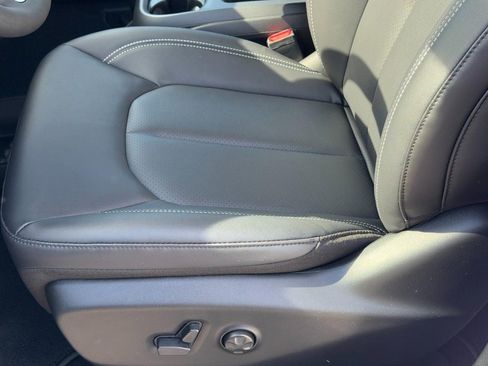 New 2026 Chrysler Pacifica Select image 16