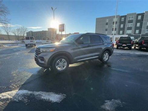 Used 2021 Ford Explorer XLT image 4
