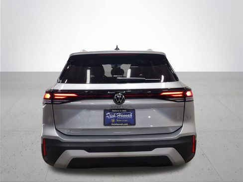 Used 2025 Volkswagen Tiguan SE FWD image 12