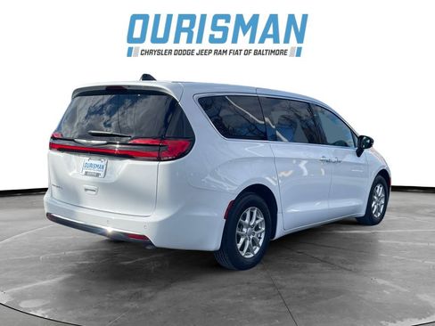 Used 2025 Chrysler Pacifica Select image 6