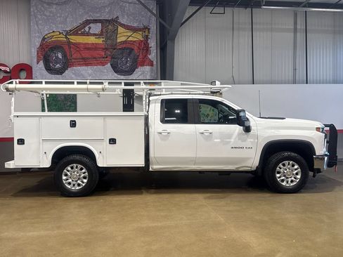 Used 2022 Chevrolet Silverado 3500 LT w/ Convenience Package AWD/4WD image 3