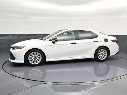 Used 2019 Toyota Camry LE FWD image 7