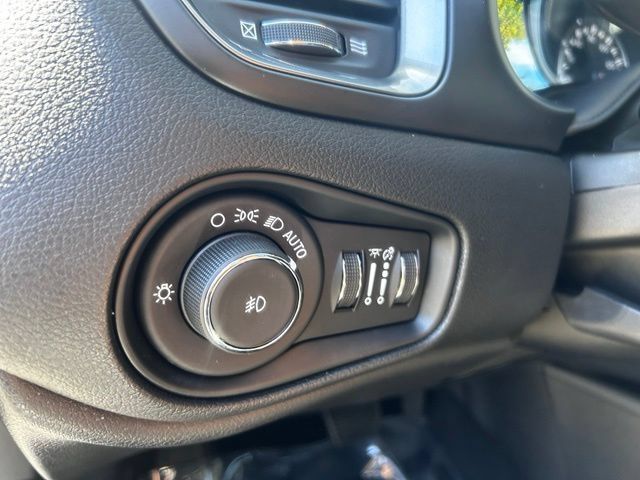 Used 2021 Jeep Renegade Limited w/ Sun & Sound Group AWD/4WD image 28